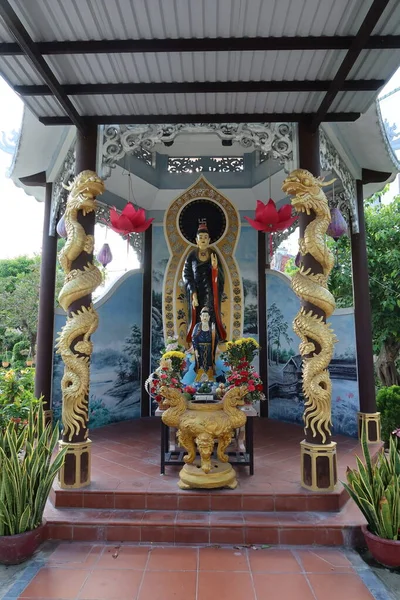 Hoi Vietnã Setembro 2021 Altar Com Dragões Duas Esculturas Lado — Fotografia de Stock