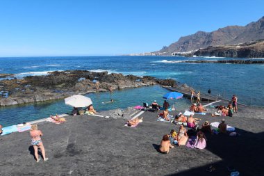 Jover, Tenerife, İspanya, 1 Kasım 2025: Çok sayıda turist Atlantik Okyanusu, Tenerife, İspanya 'daki Jover doğal havuzunda deniz ve güneşin tadını çıkarıyor