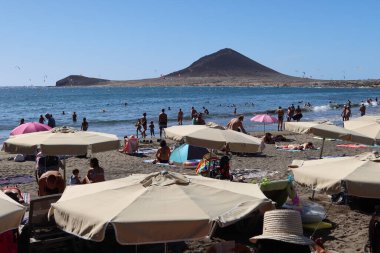 El Medano, Tenerife, İspanya, 2 Kasım 2025: Arka planda kırmızı dağ, Tenerife, İspanya