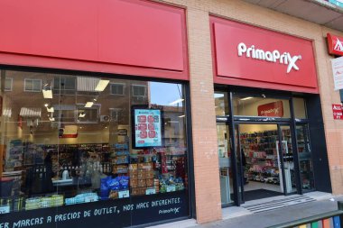 Alcorcon, Madrid, İspanya, 9 Kasım 2025: Alcorcon, Madrid, İspanya 'daki Primaprix süpermarketine giriş