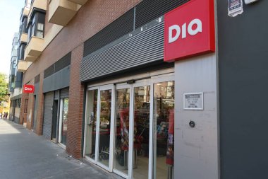 Alcorcon, Madrid, İspanya, 9 Kasım 2025: Alcorcon, Madrid, İspanya 'daki DIA süpermarketinin giriş kapısı