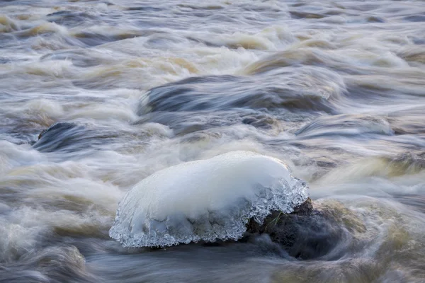Eisskulptur im Fluss — Stockfoto