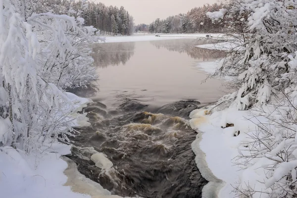 Río nevado en diciembre — Foto de Stock