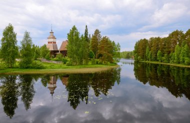 Göl kenarında eski kilise