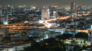 trafik ışığı ile gece Bangkok