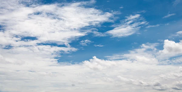 Beautiful sky with clouds — Stock Photo, Image