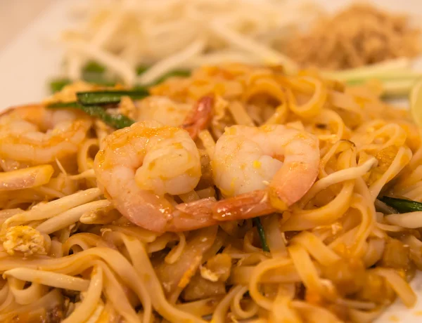 Pad Thai, Fideos fritos tailandeses Comida tradicional — Foto de Stock