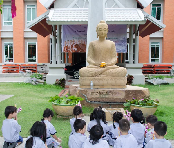 Kinderen aanbidden Boeddha beeld — Stockfoto
