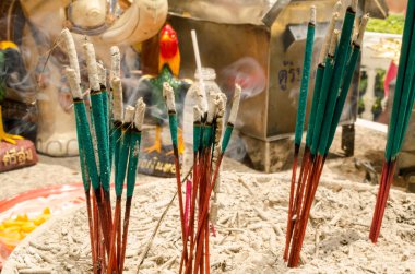 tütsü çubukları yanık tapınak çevresinde