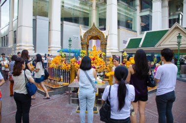 insanlar ibadet brahma heykeli