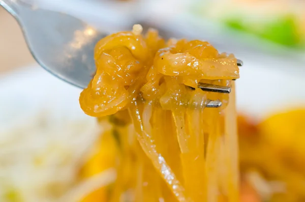 Fideos tailandeses almohadilla rodó en tenedor — Foto de Stock