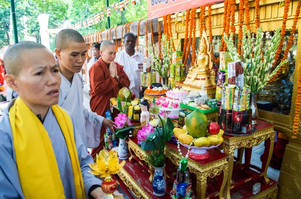 Монахиня отмечает день рождения Будды — стоковое фото