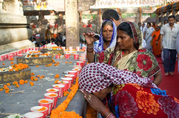 Indiska folket kvinna be — Stockfoto