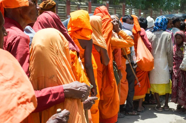 Indian people wait for charity food — Stock Photo, Image