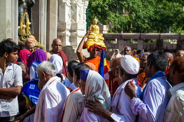 Ludzi wokół świątyni mahabodhigaya — Zdjęcie stockowe