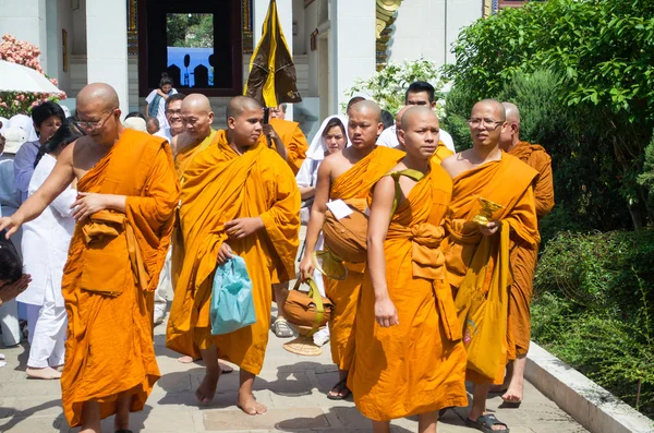 Thaise monnik rond wat Thaise bodhigaya boeddhisme tempel — Stockfoto