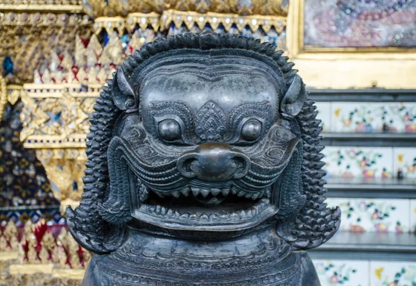 León guardián de bronce en el gran templo del budismo real - Wat Ph — Foto de Stock