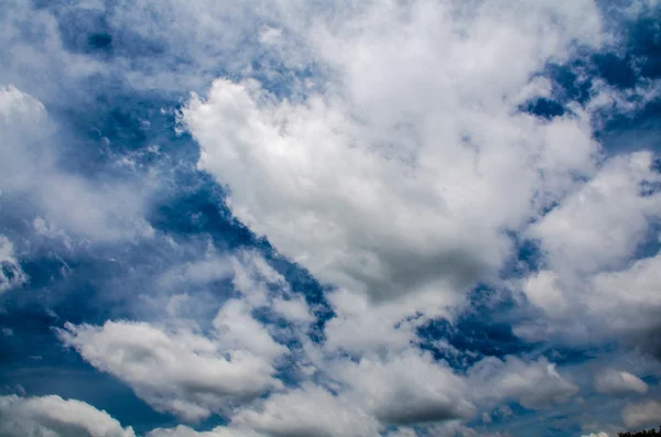 Skyscape: dunkler wolkenverhangener Himmel — Stockfoto