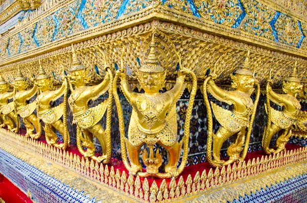 As estátuas douradas de garuda no Grande Palácio ou Templo da Emera — Fotografia de Stock