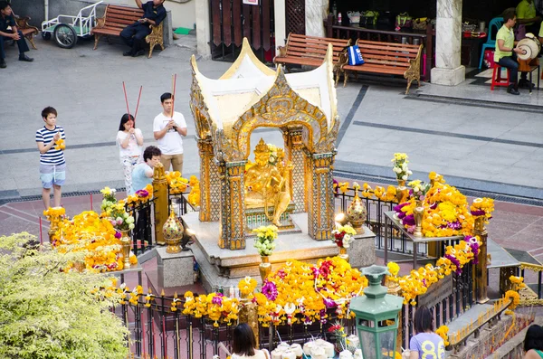 La gente adora la estatua de Brahma cerca del hotel Erawan —  Fotos de Stock