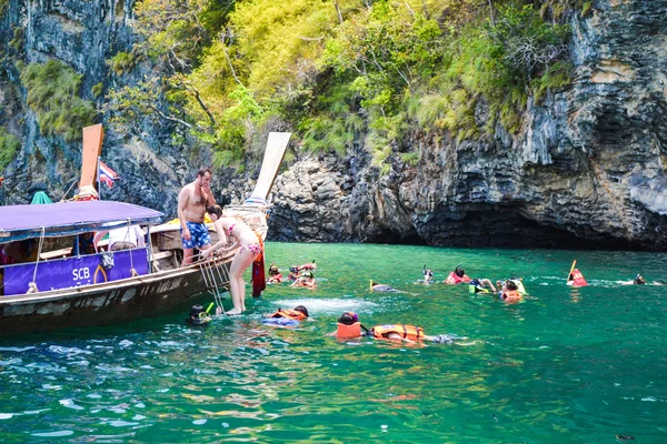 Group of tourist is diving — Stock Photo, Image