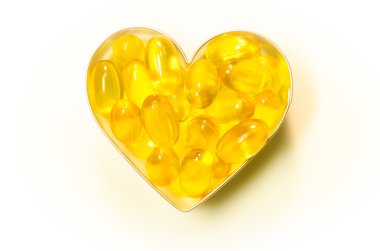 Beyaz arka plan üzerinde izole kalp kutu üzerinde balık oul