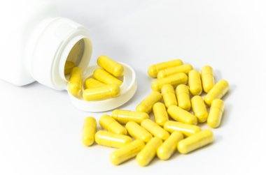 Beyaz kap dökülen sarı kapsül pill