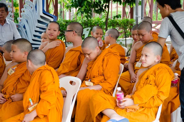 BANGKOK ,THAILAND - 9 JULY 2014 : Unknown young novice monks in — Stock Photo, Image