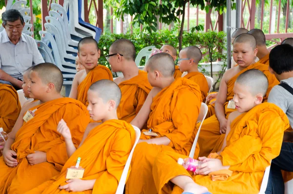 BANGKOK, TAILANDIA - 9 DE JULIO DE 2014: Jóvenes monjes novicios desconocidos en — Foto de Stock