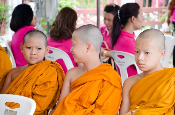 BANGKOK ,THAILAND - 9 JULY 2014 : Unknown young novice monks in — Stock Photo, Image