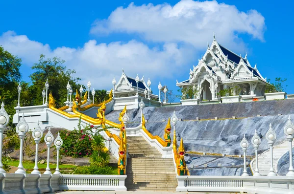 Boeddhisme tempel: keawkowarama, een grote beroemde tempel in krabi tha — Stockfoto