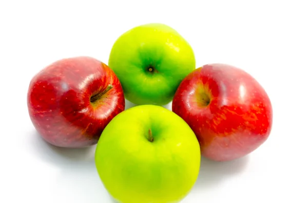 Zielone i czerwone jabłka na białym tle — Zdjęcie stockowe