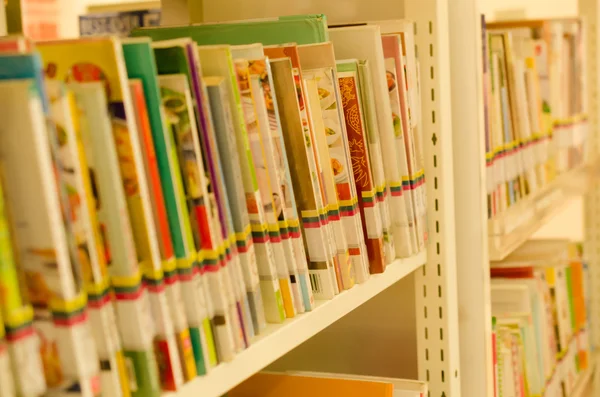 Biblioteca con libros y material de lectura en el estante —  Fotos de Stock