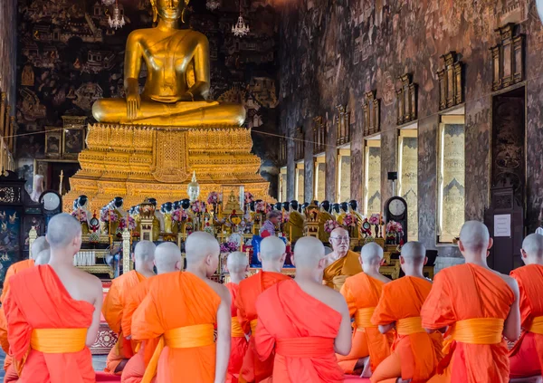 Bangkok, thailand -11 jul 2014 Thaise monniken staan in de zaal voor — Stockfoto
