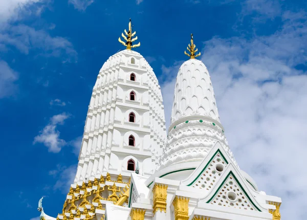 Sommet du temple de l'église bouddhisme blanc avec beau ciel dans — Photo