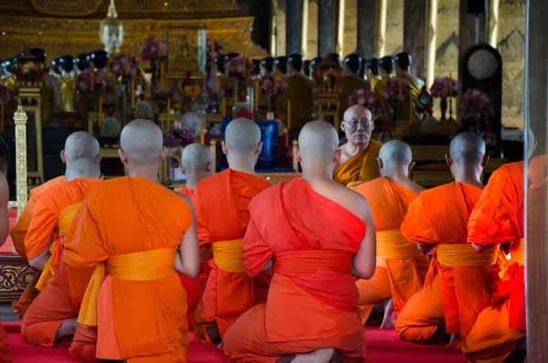 BANGKOK, THAILAND -11 JUL 2014 thai monks sit in the hall for th — Stock Photo, Image