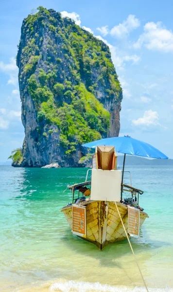 Krabi beach med mat butik båt — Stockfoto