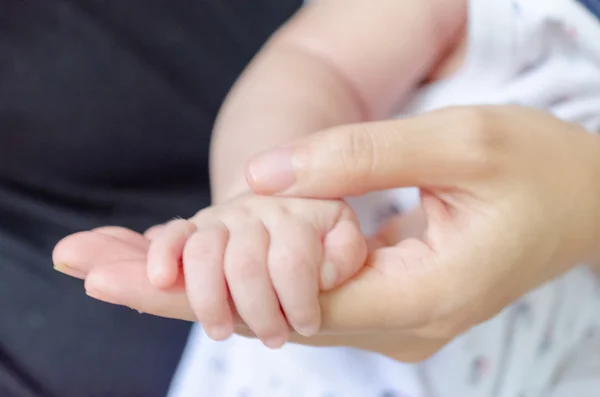 赤ちゃんは母親の手を握ってください。 — ストック写真