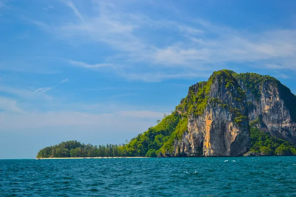 Île avec mer indgo — Photo