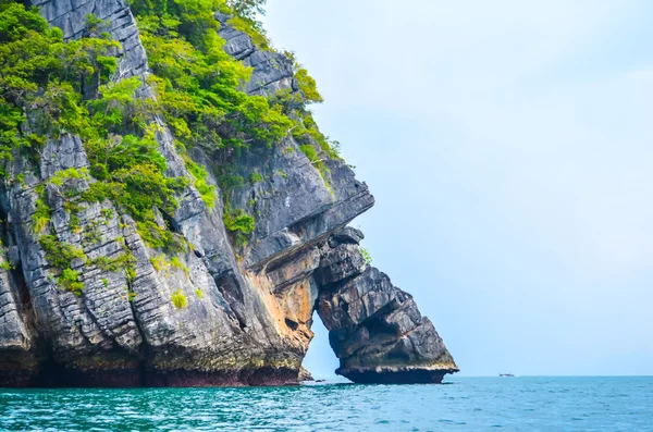 Rock island i morze w krabi Tajlandia — Zdjęcie stockowe