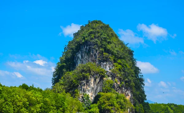 Montanha tropical em Krabi Thailand.JPG — Fotografia de Stock