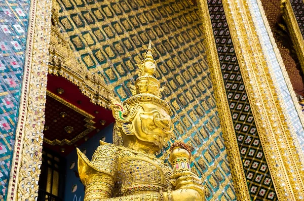 Estátua gigante em Wat Phra Kaew também chamado Grand Palace, Royal — Fotografia de Stock