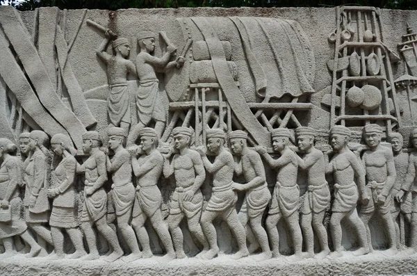 Bangkok, Tajlandia - 11 lipca 2014: skomplikowane tajski rzeźba ścienne — Zdjęcie stockowe
