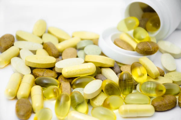 Multivitamin gıda takviyesi tabletler w kapsayıcı üzerinden dökülen