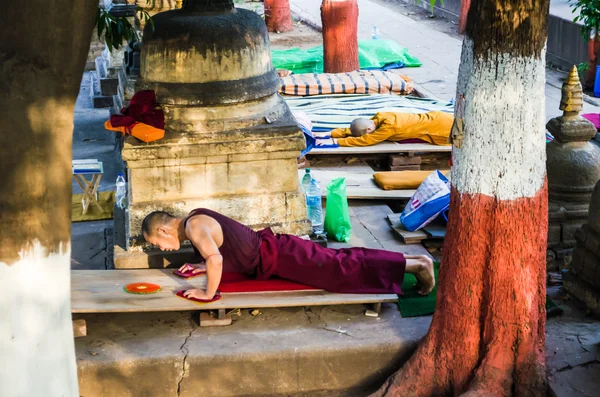 BODHIGAYA, INDIA - 13 DE MAYO DE 2014: Los monjes budistas tibetanos saludan — Foto de Stock