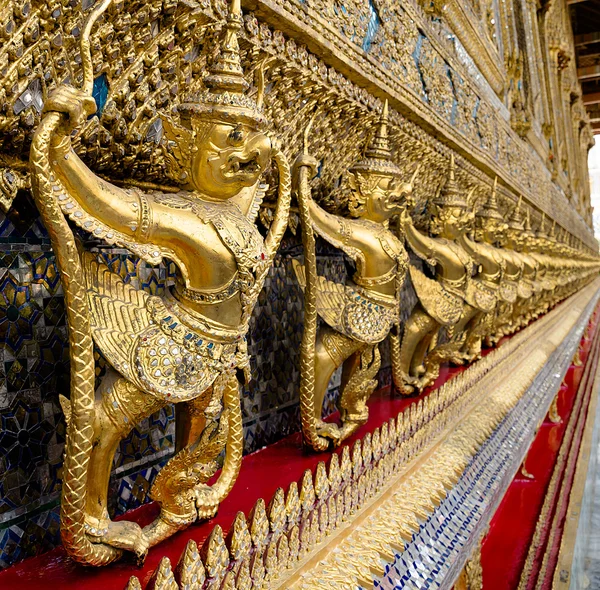 Kultainen staute Garuda oikealla puolella Emerald Buddha temppeli, Kin — kuvapankkivalokuva