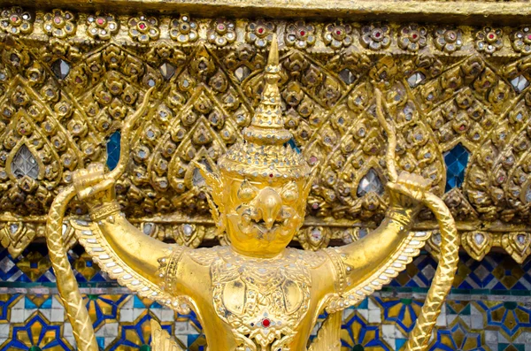 Kultainen staute Garuda lähikuva — kuvapankkivalokuva
