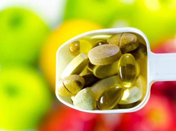 Geassorteerde vitaminen en voedingssupplementen in witte portie — Stockfoto