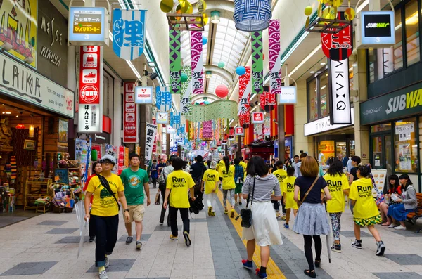 Japoneses en el centro de Sapporo — Foto de Stock