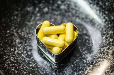 Sarı gıda supplemnet coq10 (co enzim q10) kapsül içinde iki hea